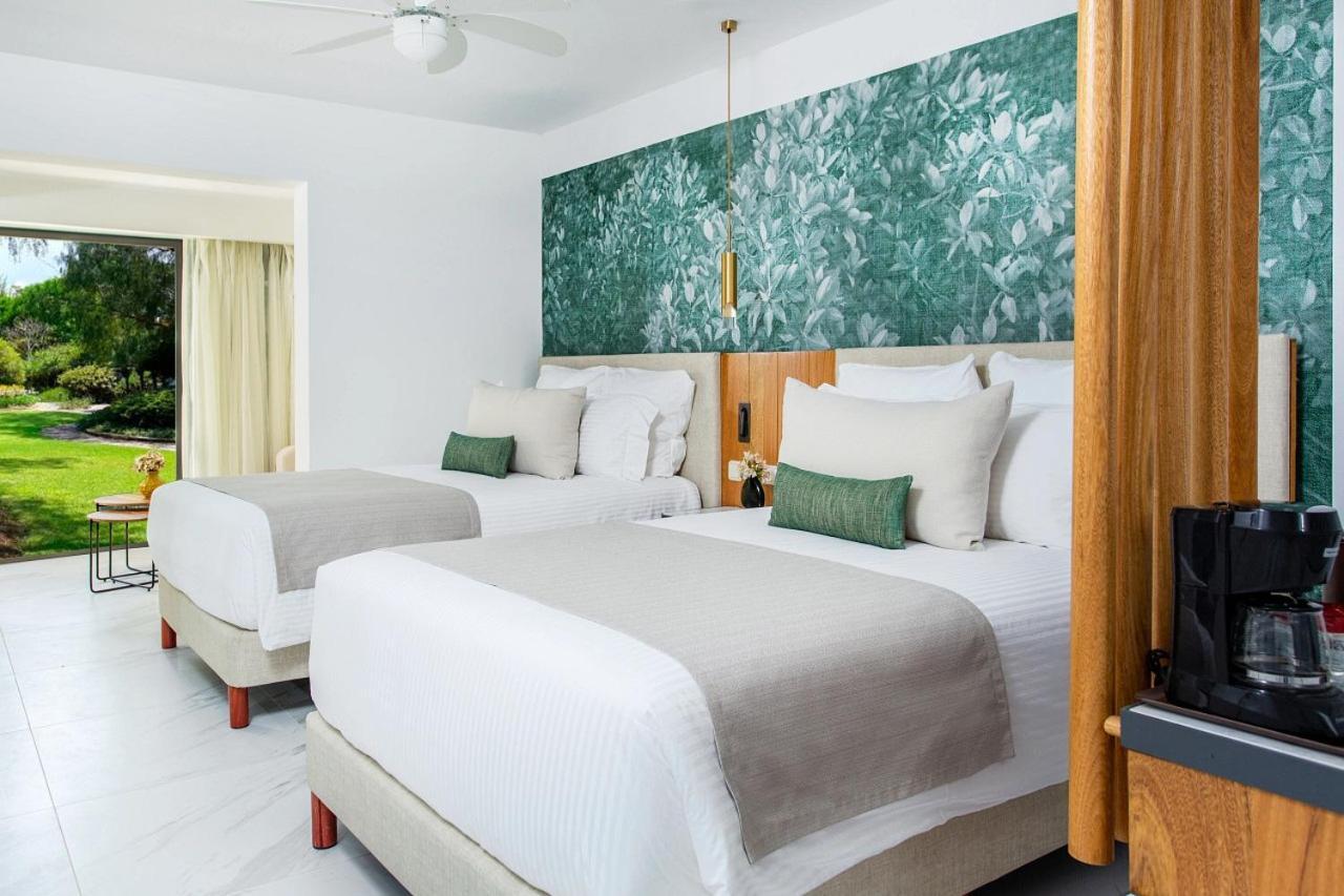 Club Junior Suite mit Doppelbett und direktem Poolzugang