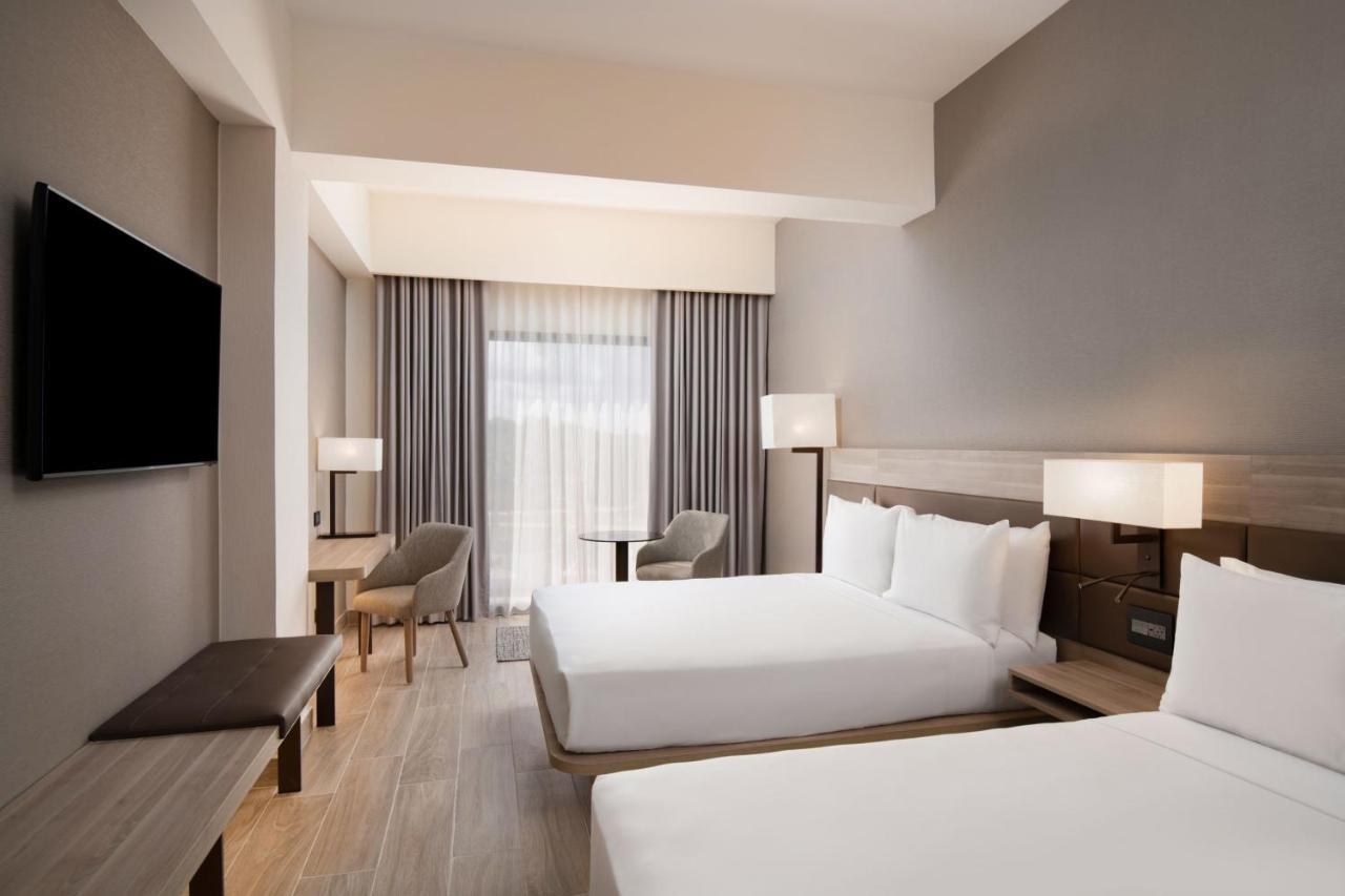 Chambre de Luxe avec 2 Lits Queen-Size et Vue sur la Piscine