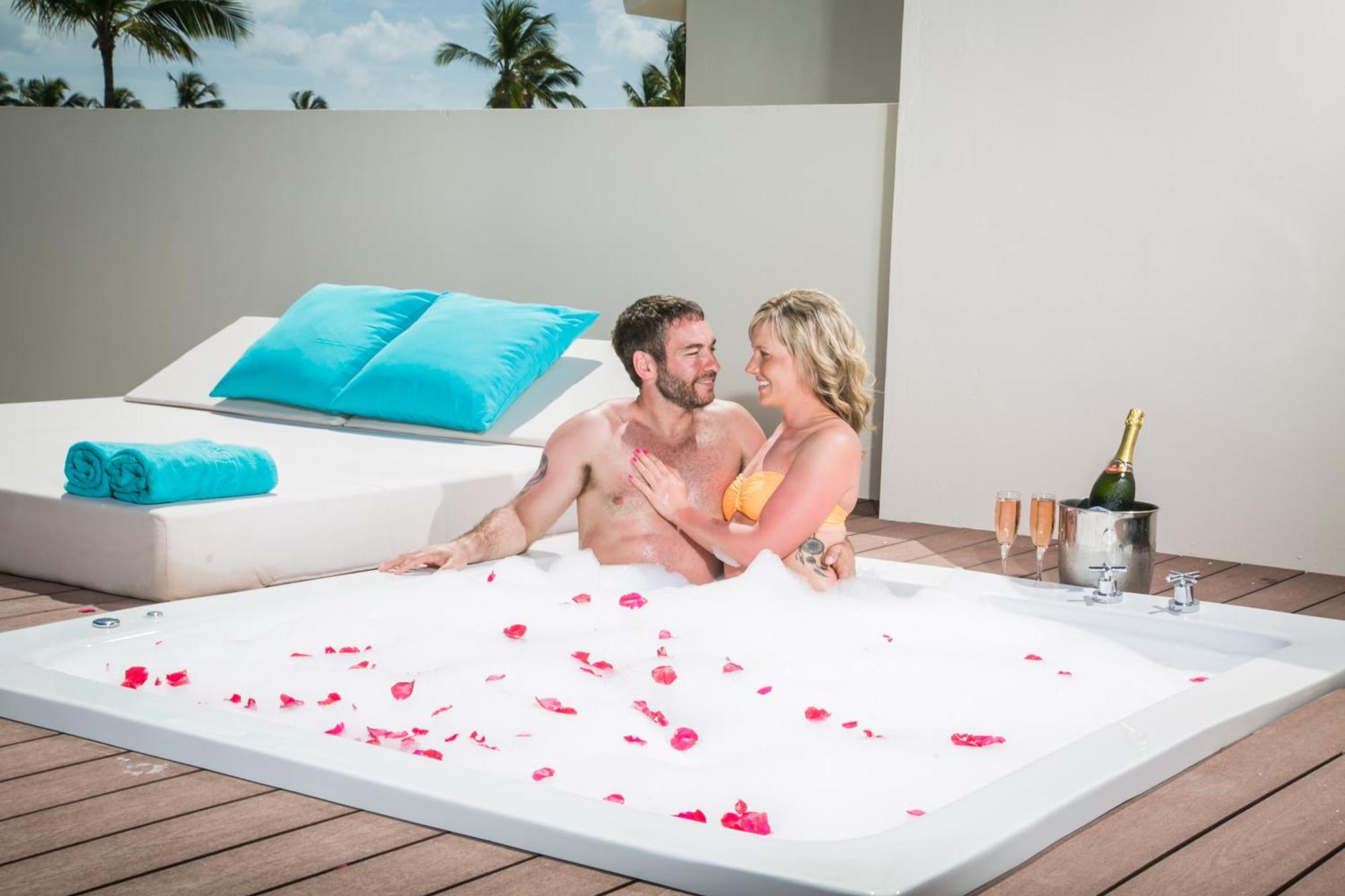 Suite Mirage Club com Vista Céu, Banheira de Hidromassagem Exterior no Último Piso e Acesso Wi-Fi Gratuito - Maiores de 18 Anos