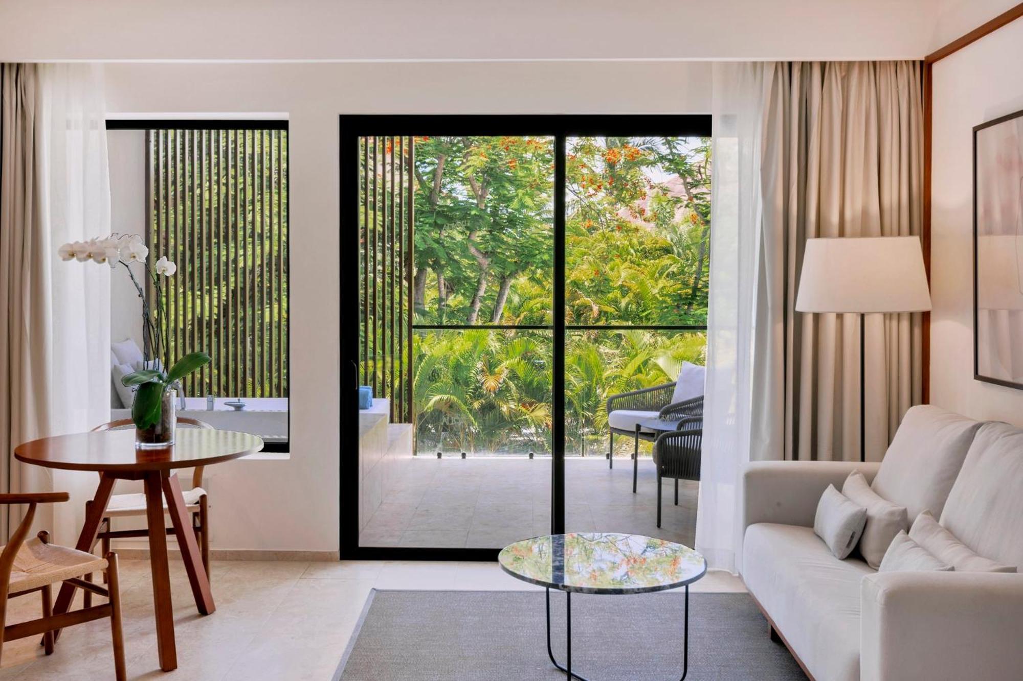 Junior Suite Garden View 1 King