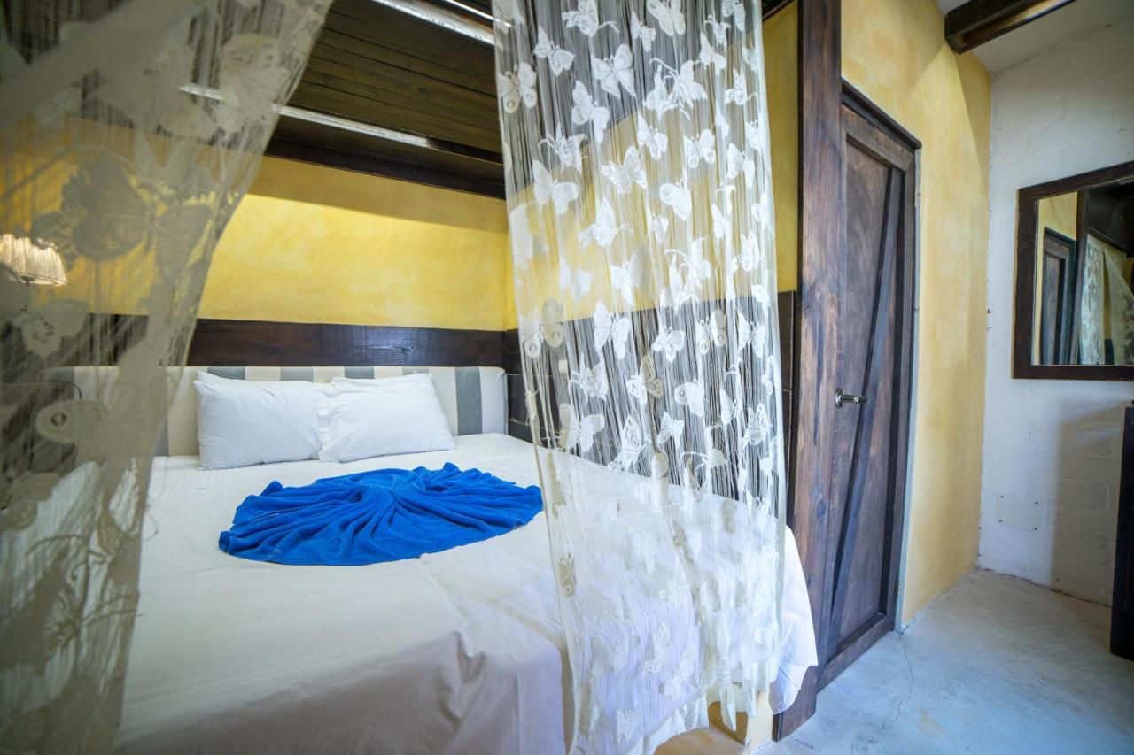 Quarto Duplo Pequeno com Varanda e Vista Mar